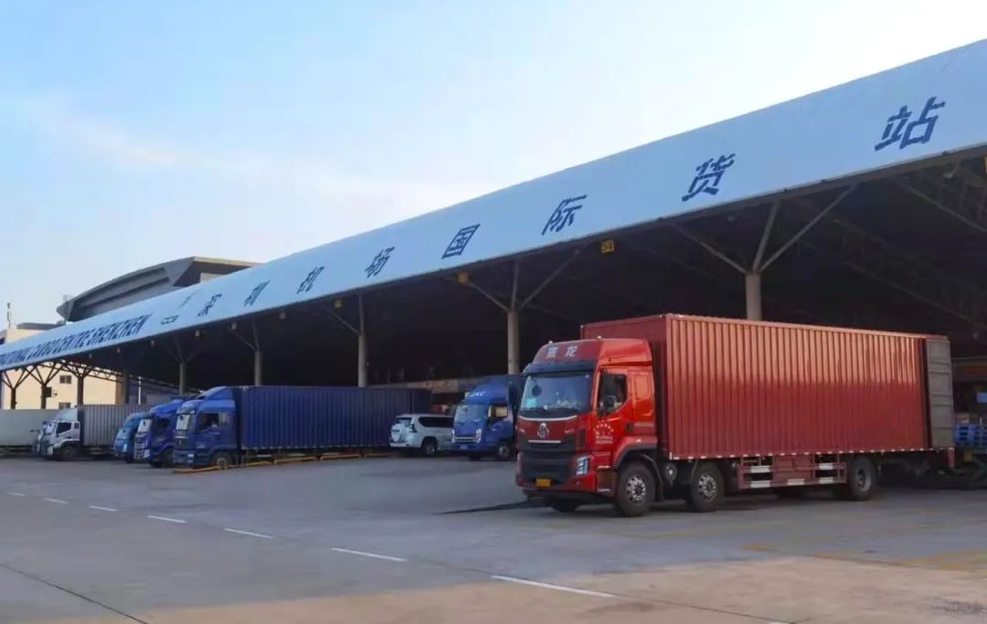 深圳機(jī)場貨站.jpg